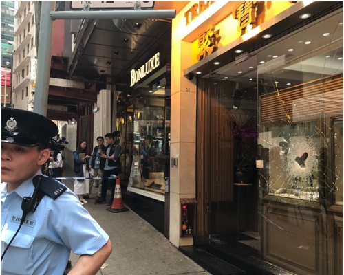 4名賊人持鐵鎚扑爆珠寶店的櫥窗。梁文輝攝