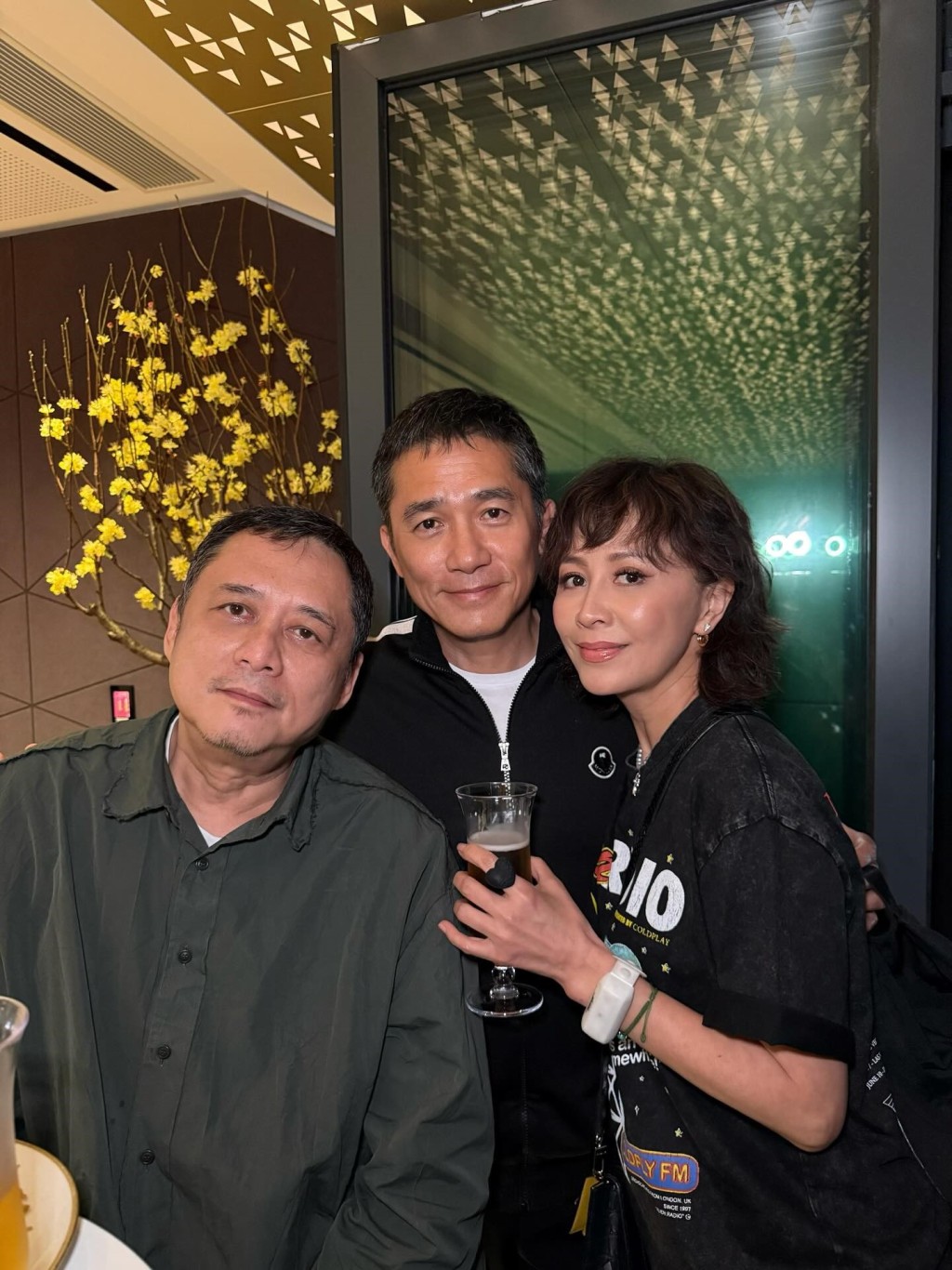 劉嘉玲在IG分享與老公梁朝偉及殿堂級幕後人張叔平的合照,透露入場看Coldplay演唱會。 劉嘉玲在IG分享與老公梁朝偉及殿堂級幕後人張叔平的合照,透露入場看Coldplay演唱會。