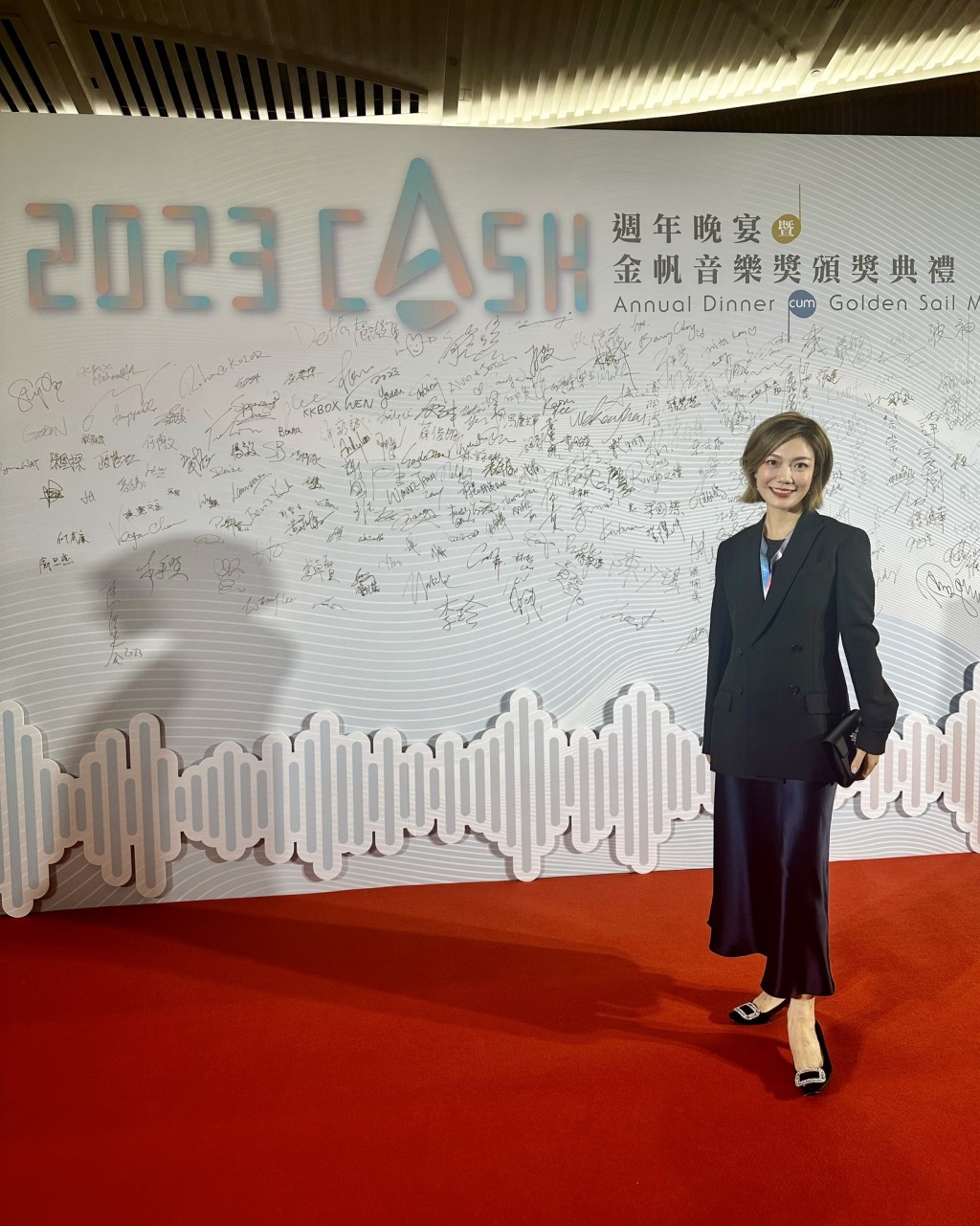 去年11月龙婷出席“2023 CASH周年晚宴”，照片未见其他《中年好声音》选手同场。