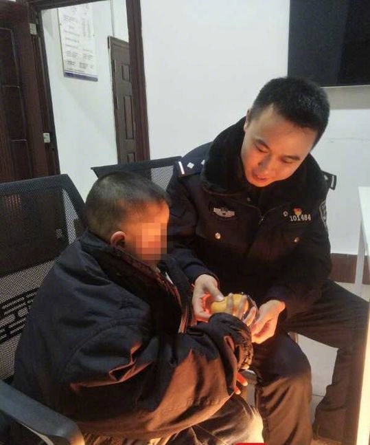 民警將浩浩接回派出所照顧。網上圖片