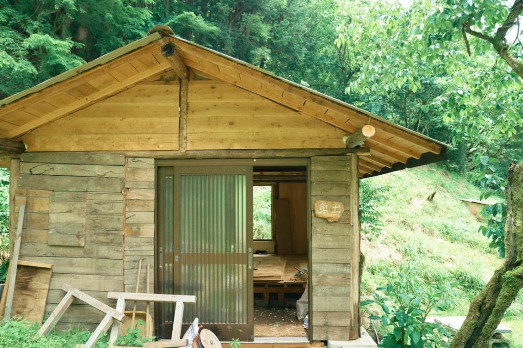 東出在深山搭建了小屋，與三女同住，之後更與三女中的松本花林再婚生子。