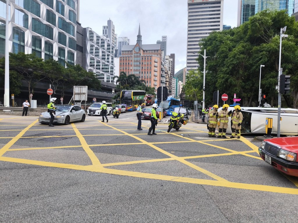 警方在場指揮交通。FB香港交通及突發事故報料區 警方在場指揮交通。FB香港交通及突發事故報料區