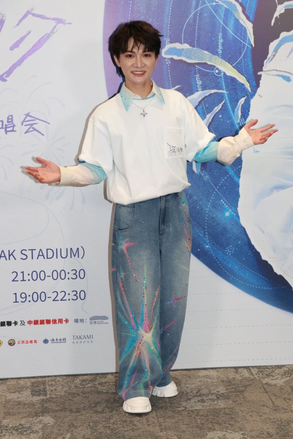 周深形容香港歌迷应援方式直接。