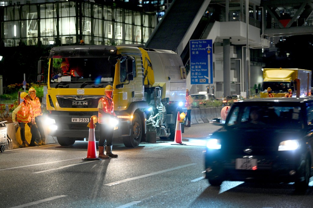 路政署由昨夜起分階段重鋪鑽石山龍翔道東行路面，今次更使用「高性能超薄磨耗層」的新型瀝青物料。 