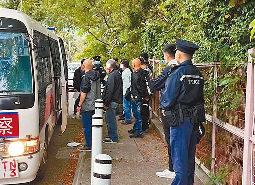 警方在隱蔽賭檔拘捕主持及賭客。