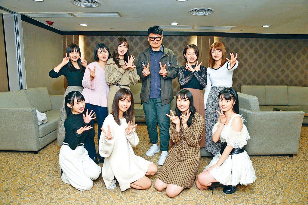 2018年，Keyman（後右三）與來港演出的組合Juice=Juice及道重沙由美在後台合照。
　　