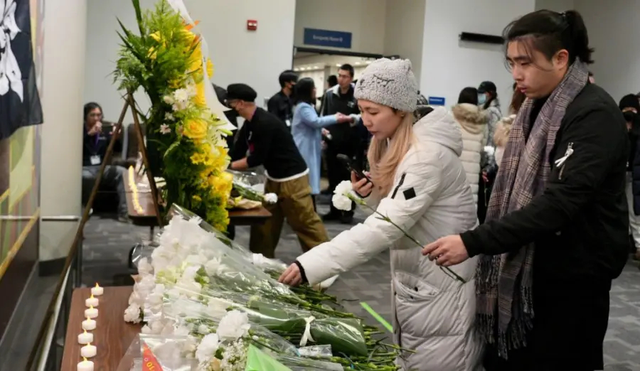 多倫多舉行悼念宏福苑五級火死難者的活動，數以百計港人出席。加拿大《星島》歐樂年攝