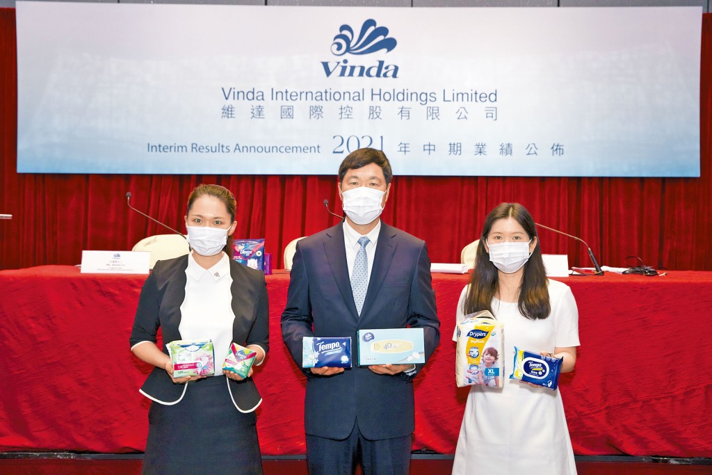 ■李潔琳（左）對下半年展望樂觀，稱會繼續投放資源於品牌建設及創新。