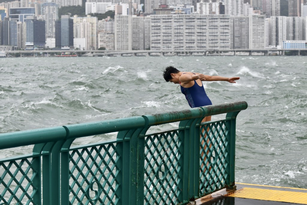 台风泰利：8号风球下黄埔花园海傍一带有市民游泳。（卢江球摄）