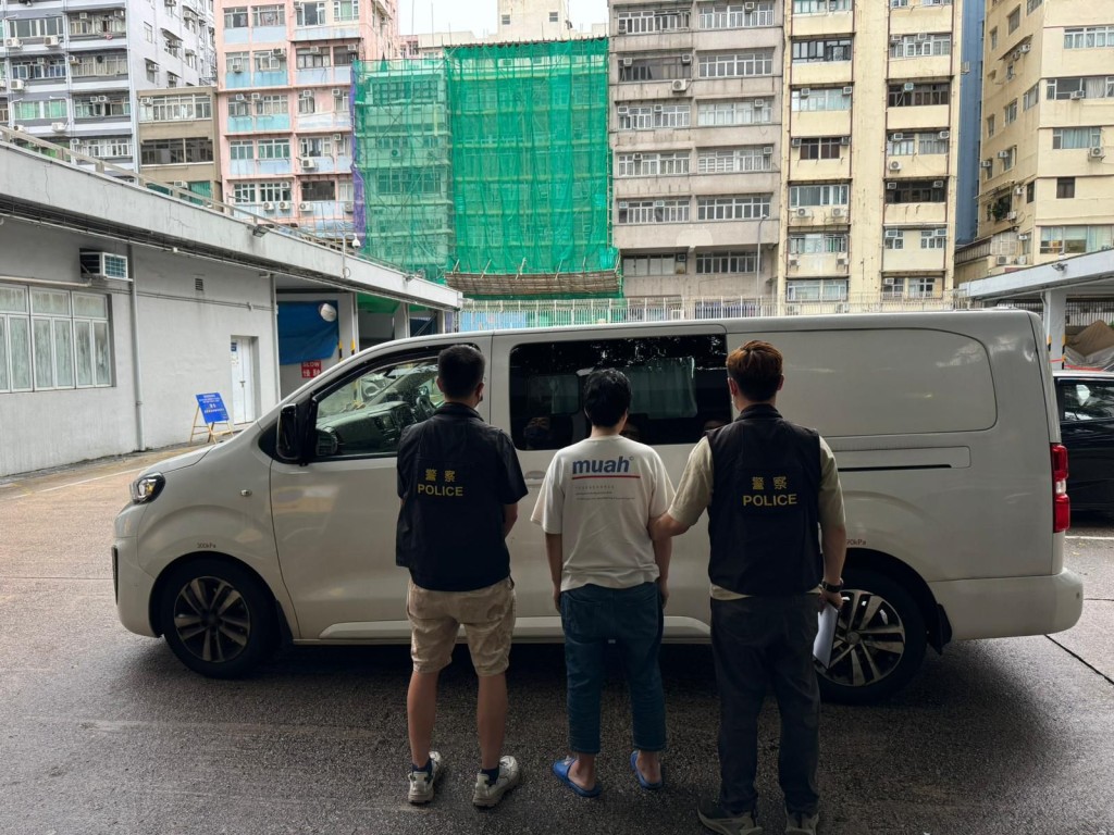 警方以涉嫌「管理賣淫場所」拘捕一名47歲姓葉本地男子。警方提供