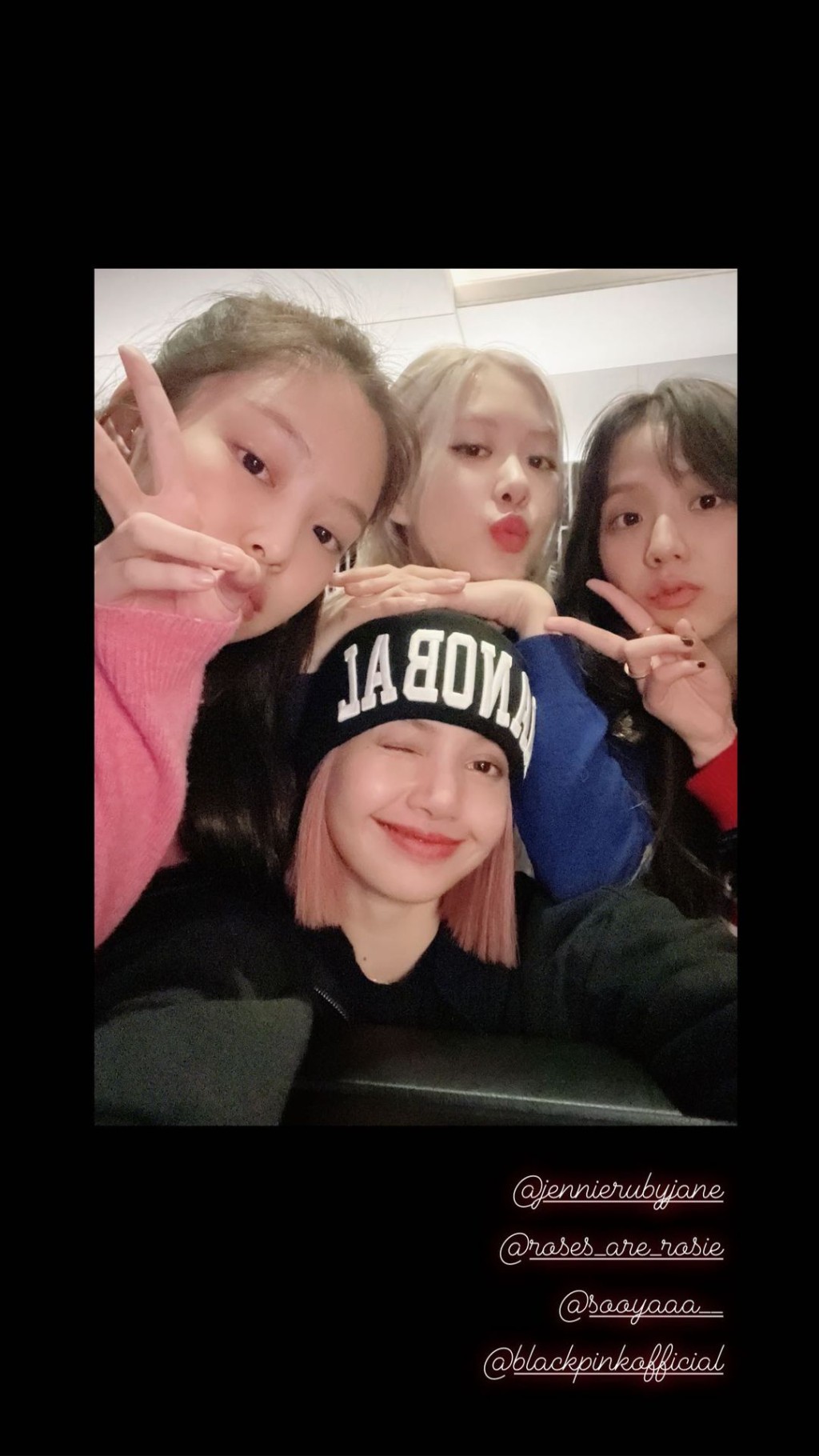 LISA日前分享BLACKPINK全員合照,疑似是近日的聚會。