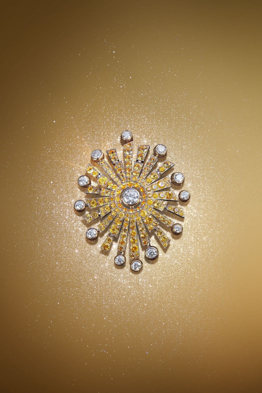 Soleil Talisman胸針，跟其他太陽主題作品一梂選用黃金配以白鑽與黃色藍寶石，中央鑲嵌一顆重約0.70卡圓形切割鑽石。