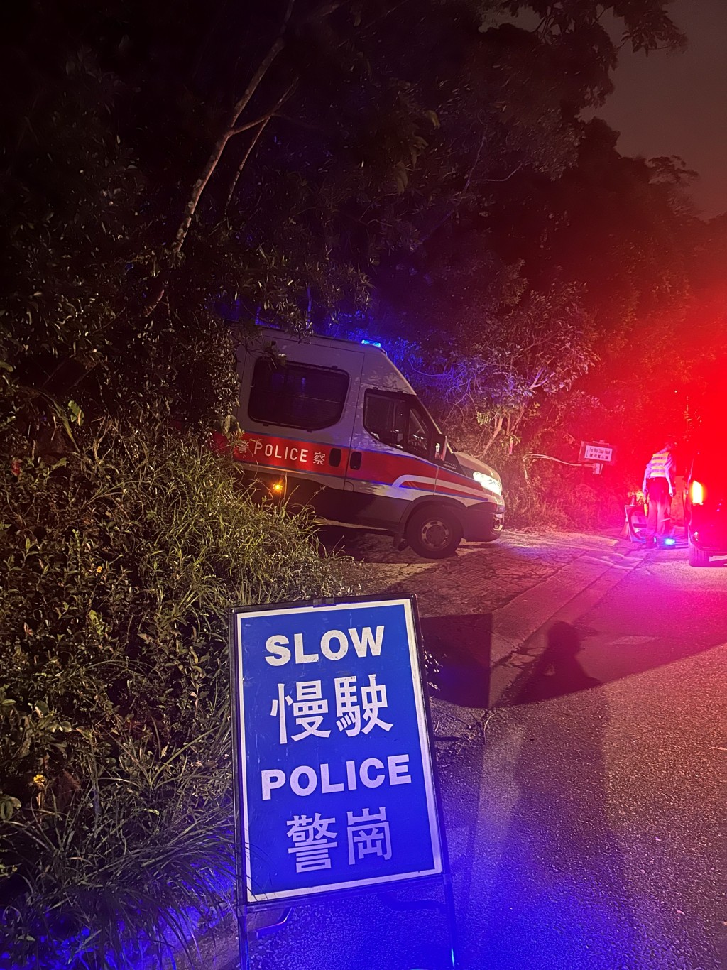 警員於飛鵝山觀景台一帶截查車輛,進行反毒品巡邏及宣傳行動。 警員於飛鵝山觀景台一帶截查車輛,進行反毒品巡邏及宣傳行動。