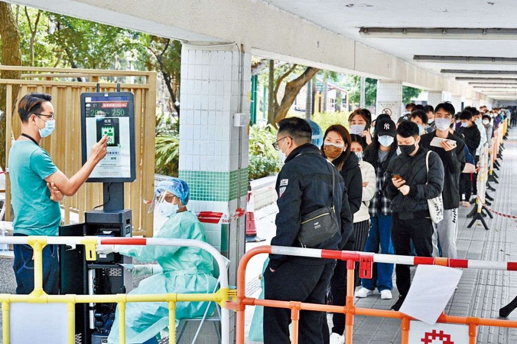 巿民在大圍新翠足球場流動採樣站，排隊取籌。