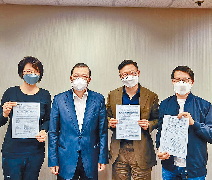 民建聯主席李慧琼聯同張國鈞（右二）及陳克勤遞交提名表格。