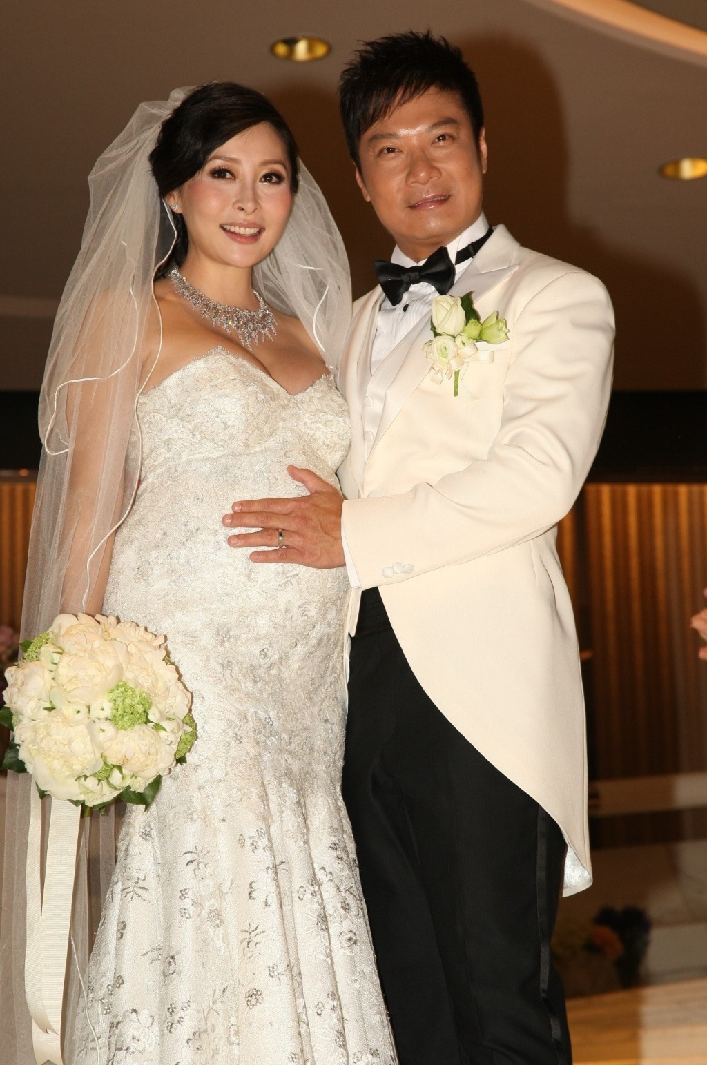 ５）汤盈盈2012年与钱嘉乐结婚。