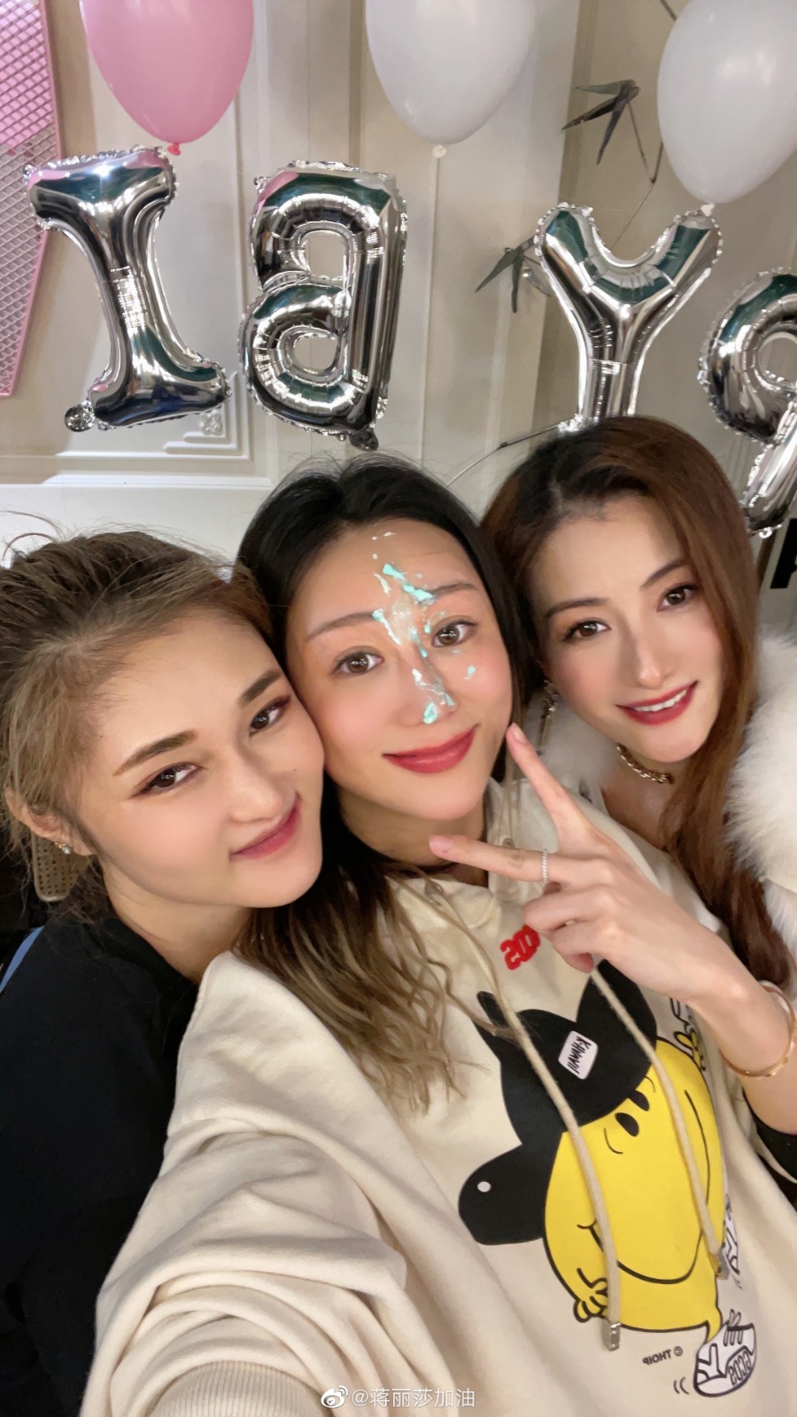 蔣麗莎慶祝36歲生日,開心滿場飛。