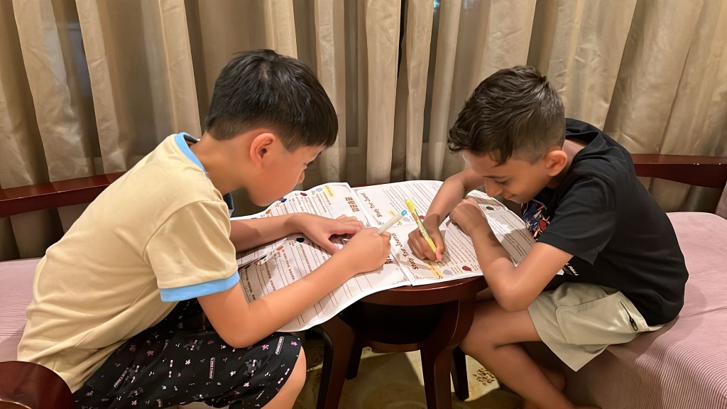 學生正在寫遊學日誌。 學生正在寫遊學日誌。