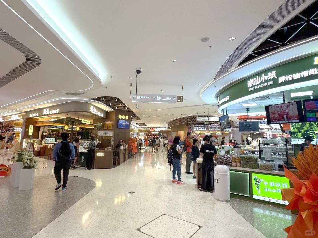 羅湖口岸再有全新美食廣場「粵港新天地」登場，有逾30間食肆及零售店進駐。