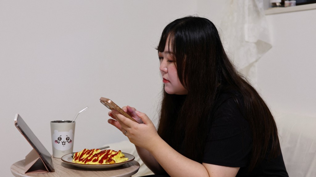 野口友里奈與AI老公「一起吃晚餐」。 路透社 野口友里奈與AI老公「一起吃晚餐」。 路透社