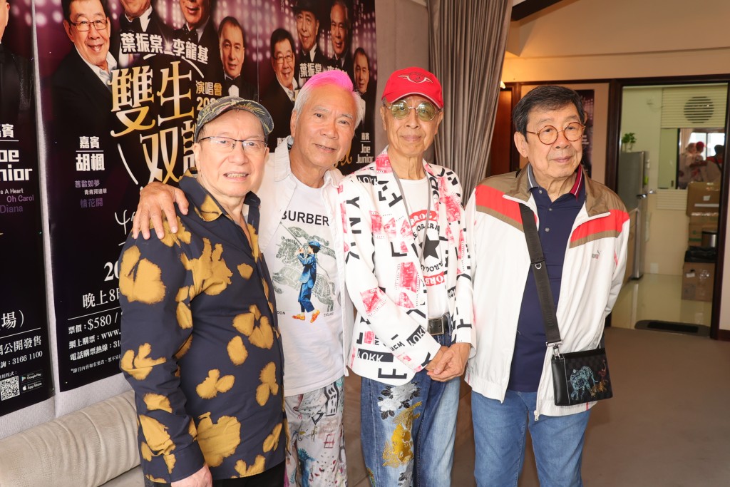 去年6月胡枫又再孭同一个LV袋现身演唱会彩排。