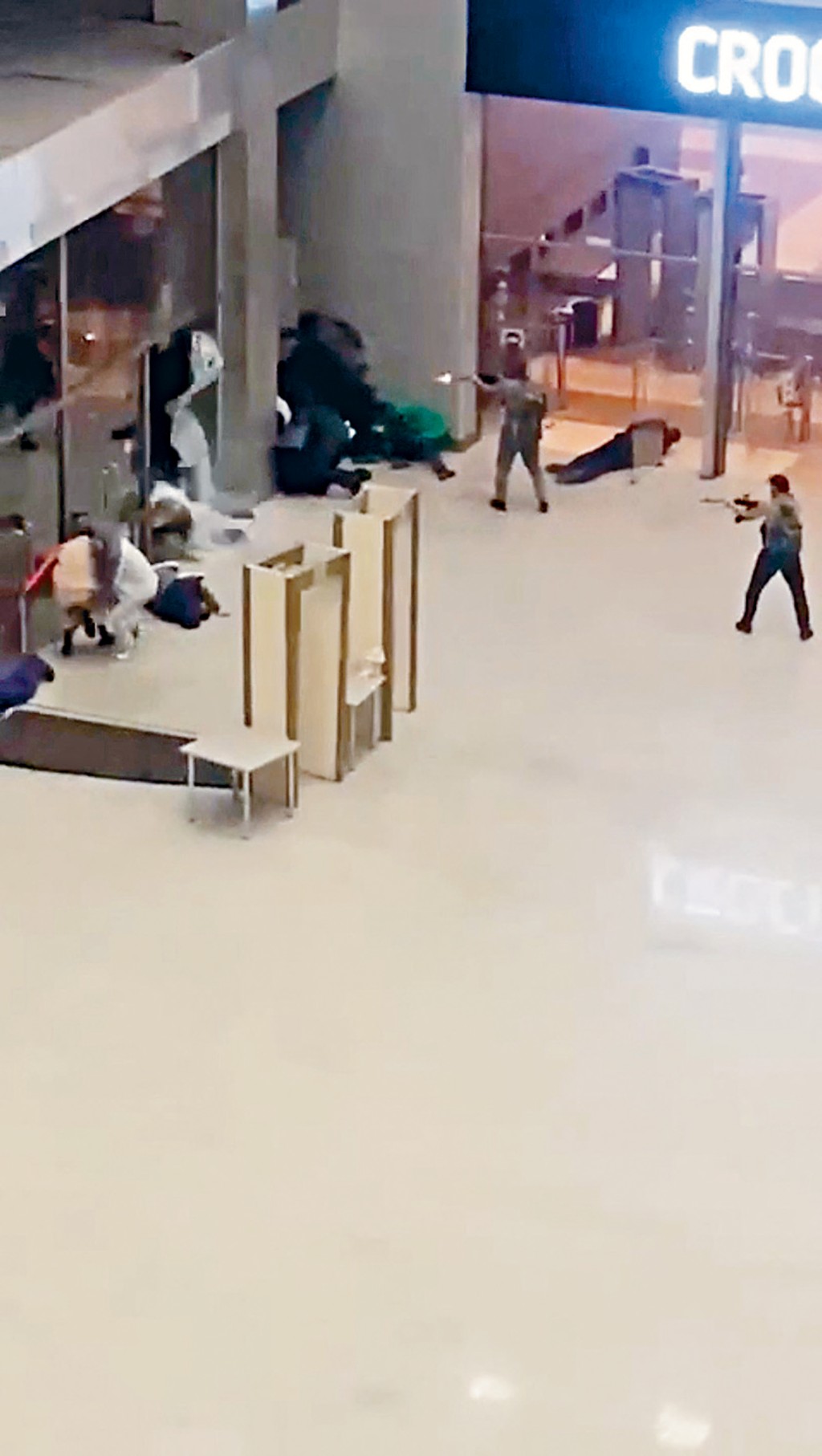 数名枪手在音乐厅内持枪攻击。