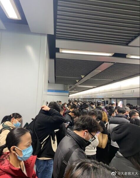 上海地鐵浦江線信號故障，月台一度擠滿通勤人潮。 微博圖片