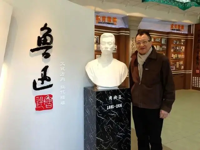 2013年3月18日,許紹雄在網上發文:「今天終於有機會跟姑爺爺魯迅拍照,拍於北京魯迅中學。」紅星新聞 2013年3月18日,許紹雄在網上發文:「今天終於有機會跟姑爺爺魯迅拍照,拍於北京魯迅中學。」紅星新聞