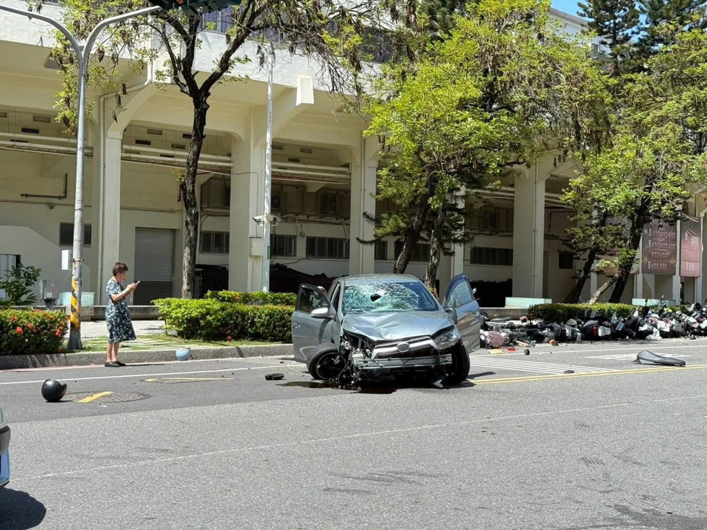 私家車失控撞倒數十架電單車後,車頭損毀。記者爆料網 私家車失控撞倒數十架電單車後,車頭損毀。記者爆料網