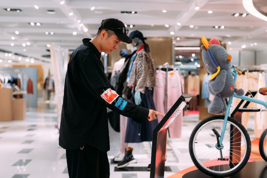 他还设计限量特别小礼物,在当日签书会赠送给粉丝。 他还设计限量特别小礼物,在当日签书会赠送给粉丝。