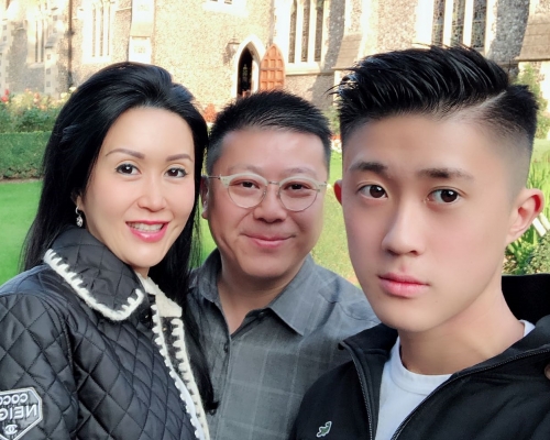 林建康(中)與妻子,早前到英國陪伴在當地留學的兒子。資料圖片