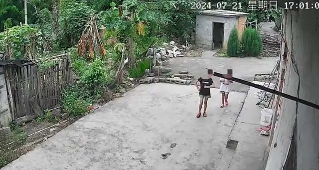 閉路電視畫面,當中顯示2024年7月21日下午5時許有兩名女童進入受害人家中。 閉路電視畫面,當中顯示2024年7月21日下午5時許有兩名女童進入受害人家中。