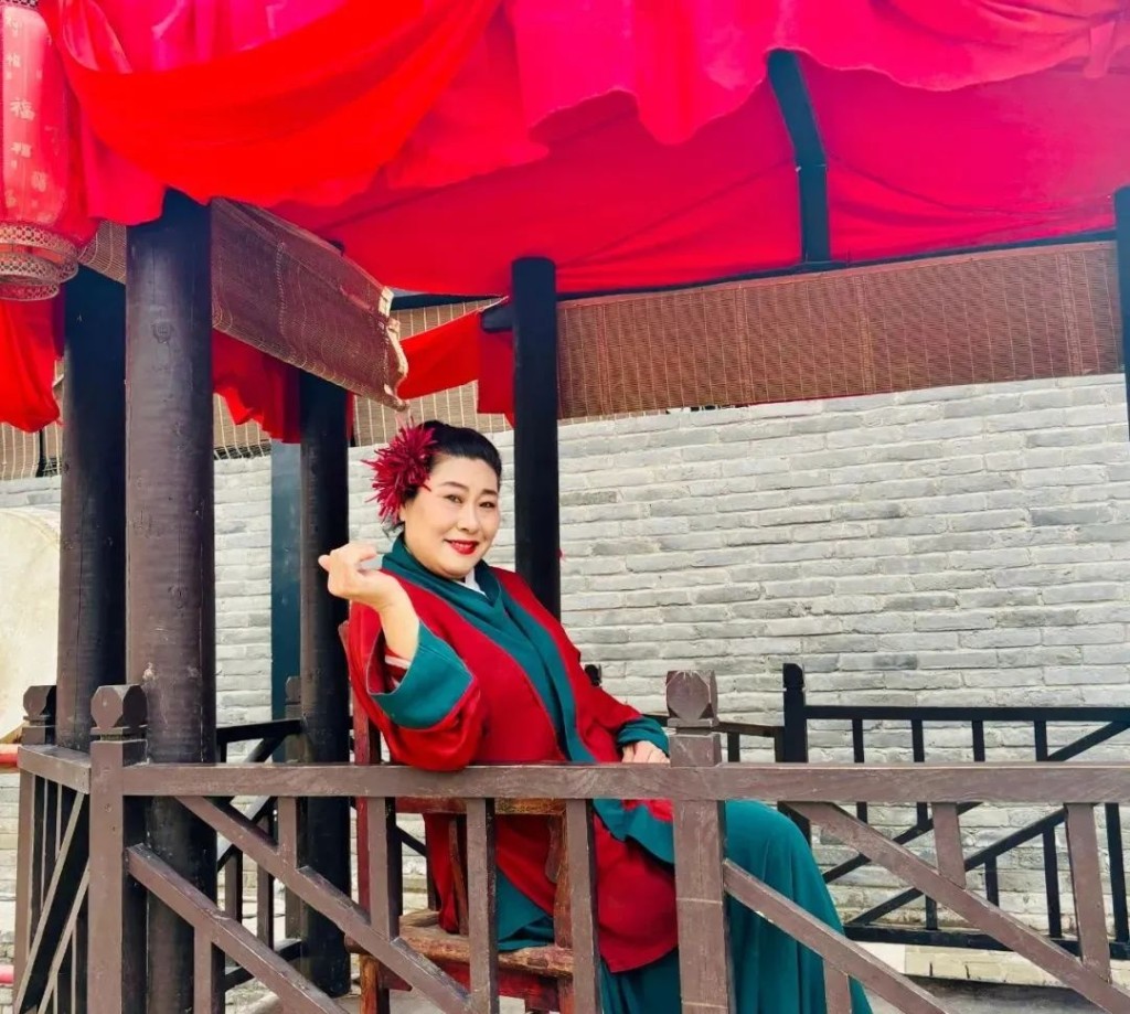 饰演「王婆」的赵梅成功撮合不少男女。