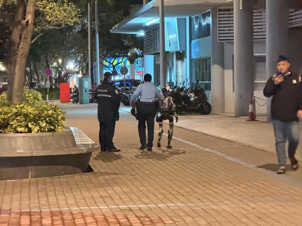 當地治安警到場,將操控者及機械人帶離現場。Threads:boxof_chocolate 當地治安警到場,將操控者及機械人帶離現場。Threads:boxof_chocolate