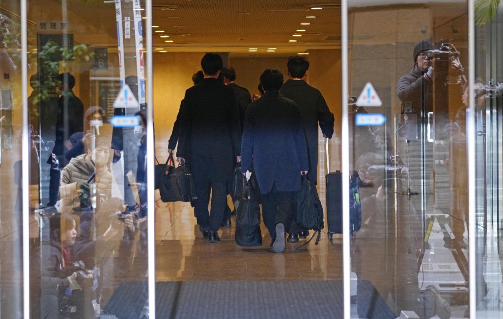 东京特搜部人员搜查自民党安倍派与二阶派的办公室。路透社