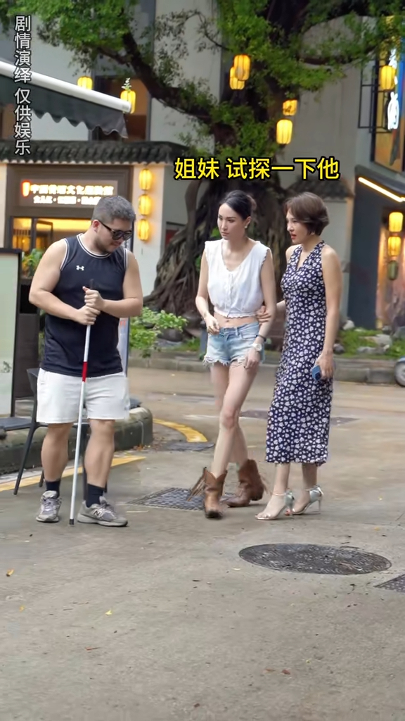 本身這名叫熙彤的美女6月開始開設抖音帳號，初時拍搞笑片為主。  ​