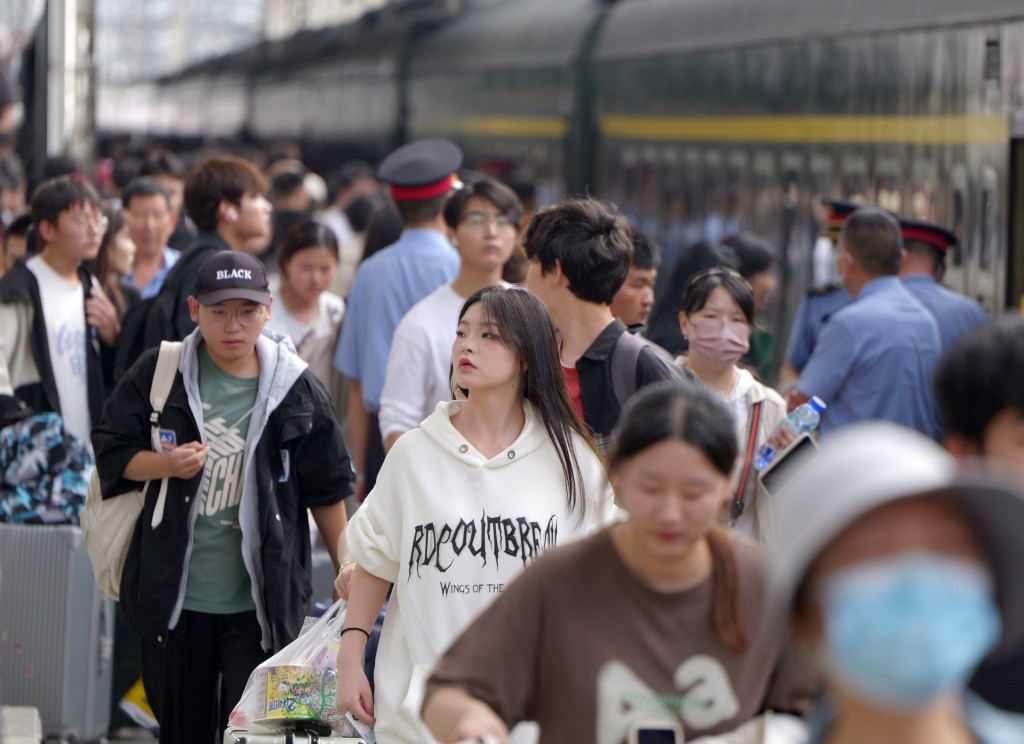 各地鐵路部門迎來國慶出行高峰。 新華社