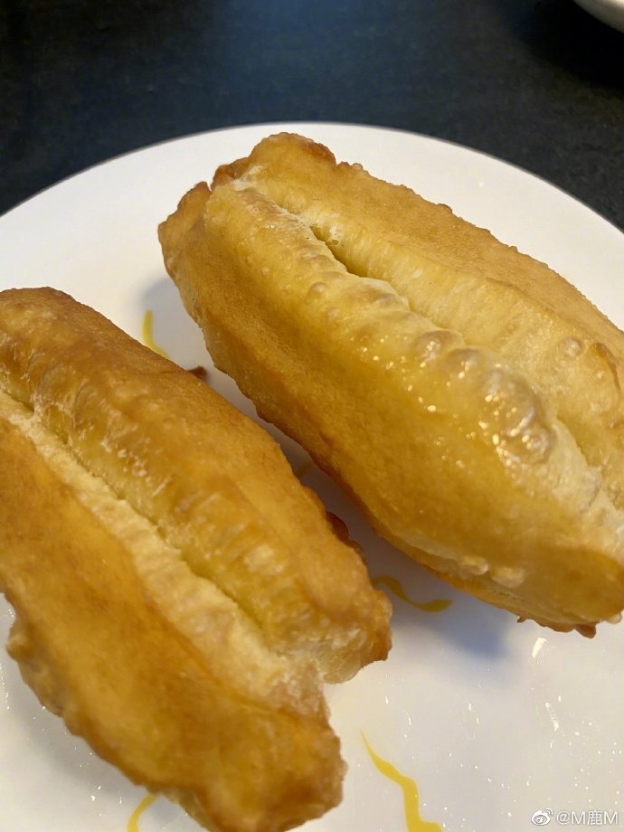 鹿晗晒完炸油條照。