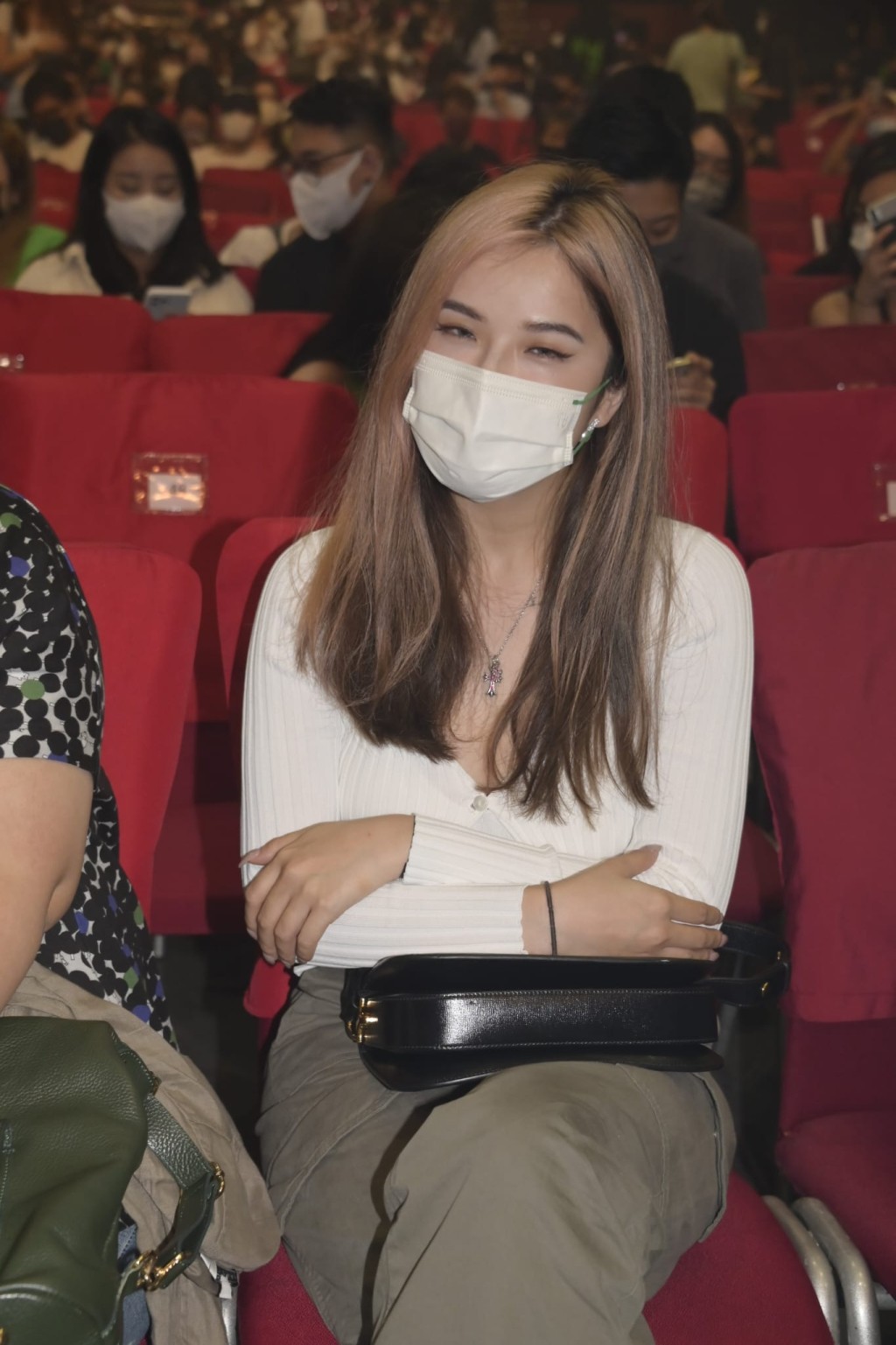Tyson Yoshi拎起黑Bra向女友笑說:「Christy,唔關我事!」