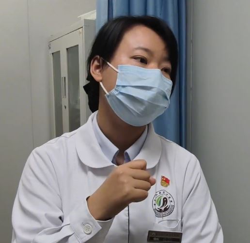 護士講述搶救經過。重慶日報