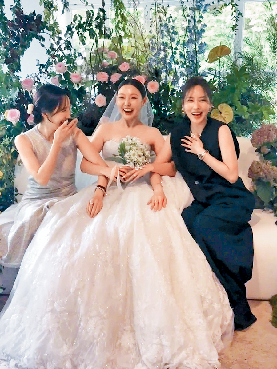 miss A成員Min結婚,隊友Jia(左)及Fei親身祝賀,但秀智就無影。