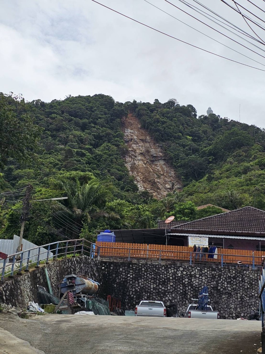 山泥傾瀉的路徑。（X@PhuketHappyTour）