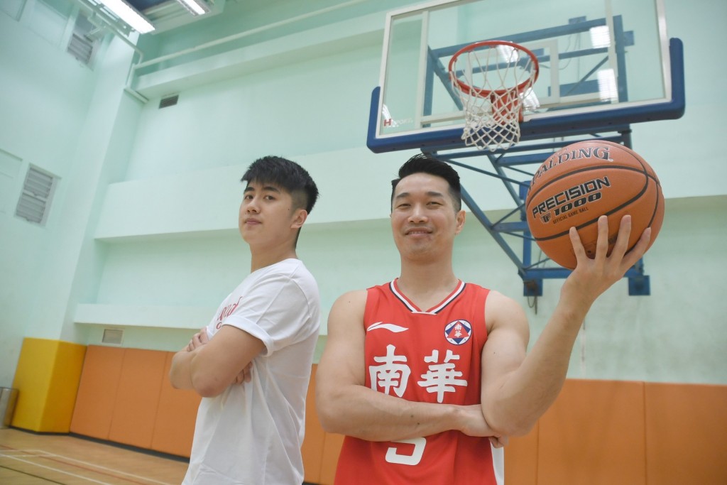阿庭与南华篮球部职员Thomson。 本报记者摄