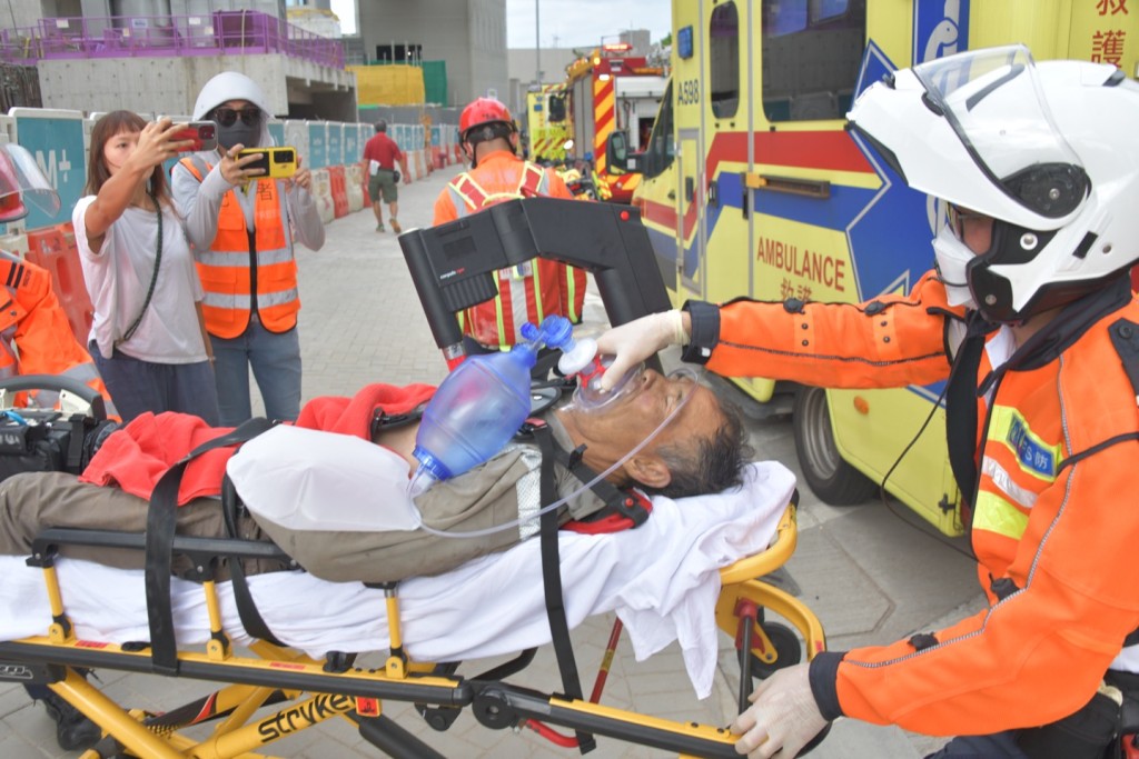 其中一名工人被救出但他陷入昏迷。杨伟亨摄