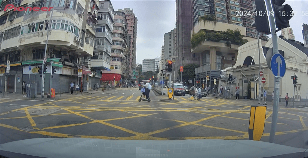 有途人正橫過馬路。Youtube 車Cam特警片段截圖