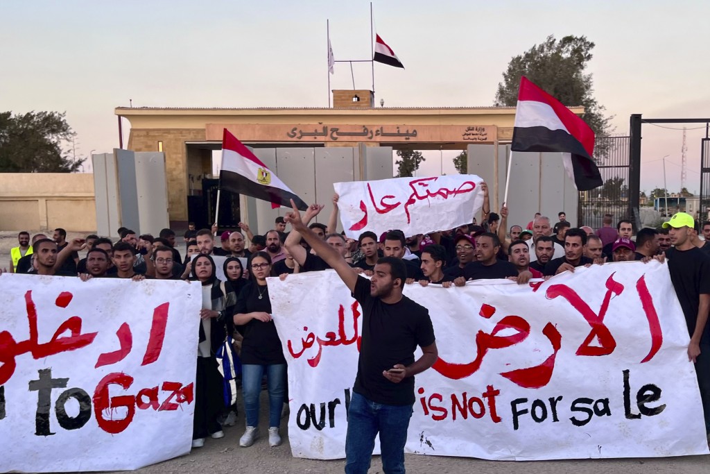 有埃及義工在拉法口岸外舉行反以色列示威。美聯社