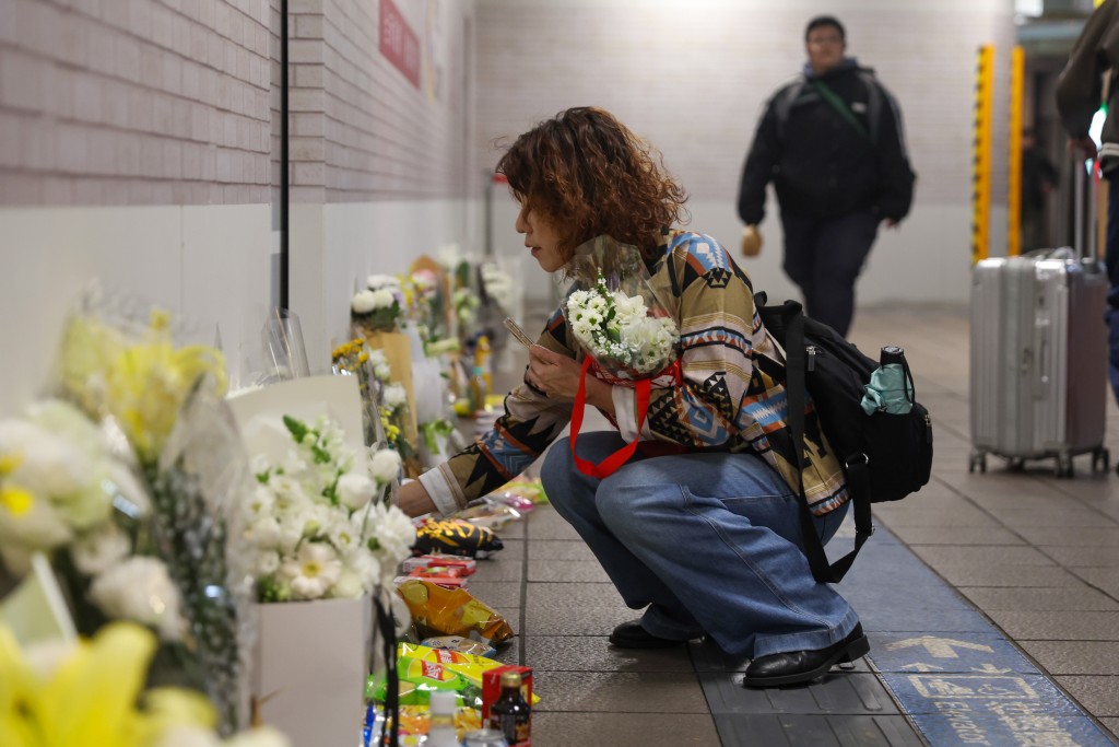 民眾自發到捷運中山站的案發現場獻花悼念。中央社