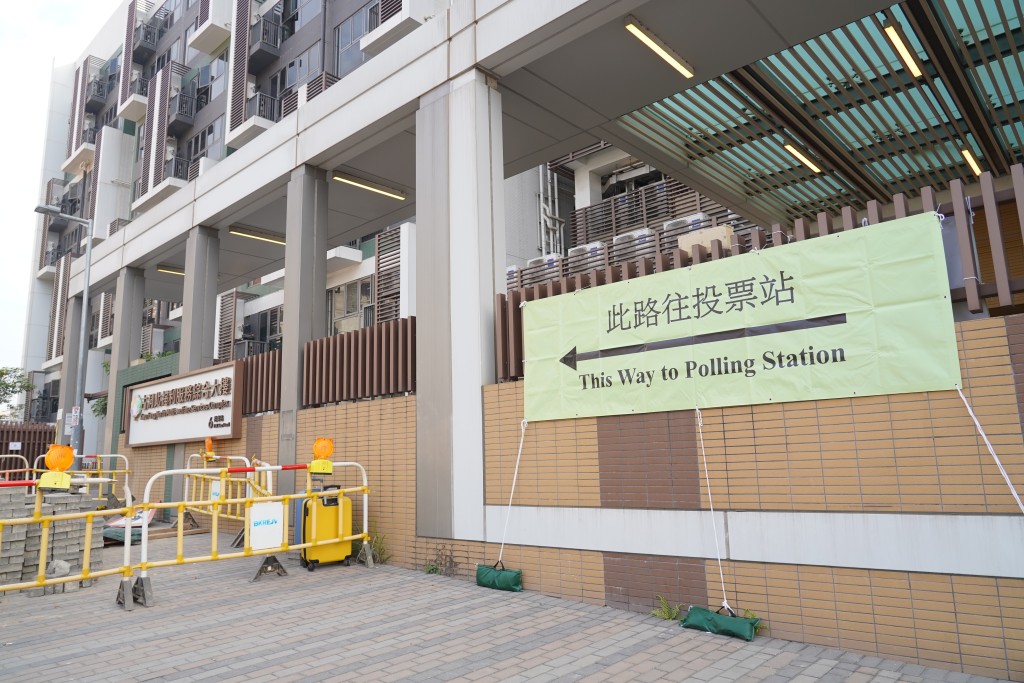 為便利入住安老院或殘疾人士院舍的院友在一個熟悉、安全又安心的環境,按照自己的意願進行投票,選舉事務處會在院舍所處的建築物內設置院舍外展投票站。 為便利入住安老院或殘疾人士院舍的院友在一個熟悉、安全又安心的環境,按照自己的意願進行投票,選舉事務處會在院舍所處的建築物內設置院舍外展投票站。