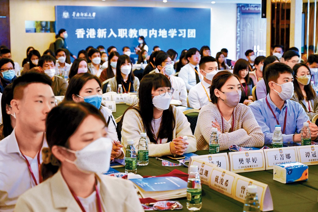 《施政報告》提出在內地建立首個教師研修及交流基地，有中學校長認為有助本港與內地教師互相取經。 