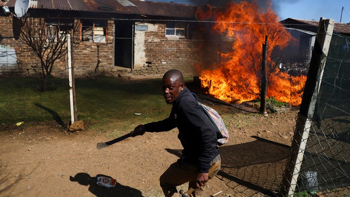 有非法礦工地營地被怒民焚燒。路透社圖片